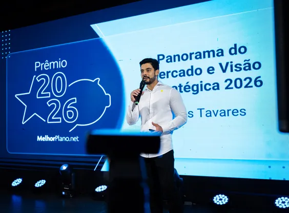 Apresentador no palco do Prêmio MelhorPlano.net 2026